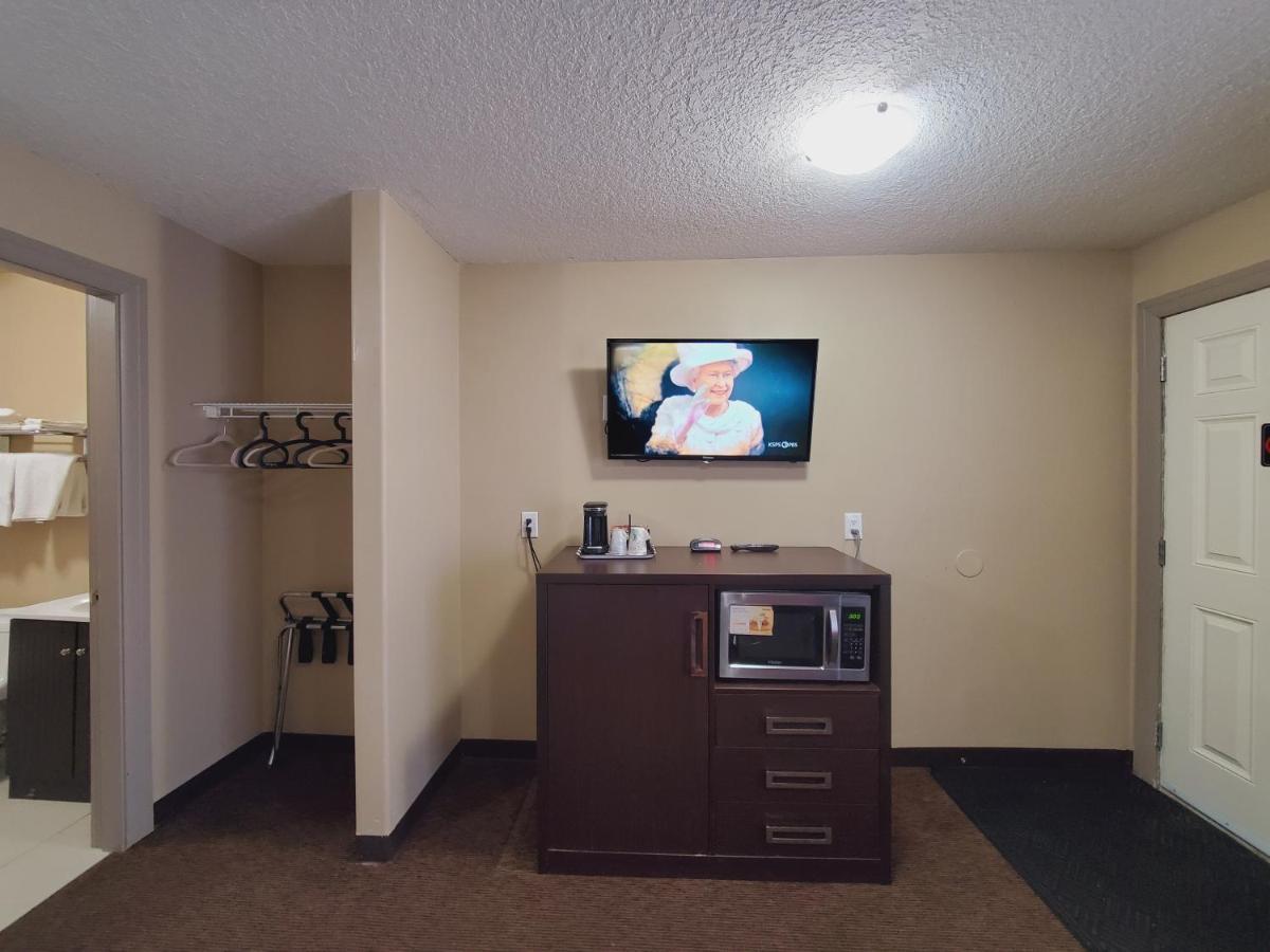 Royal Lodge Edmonton Exteriör bild