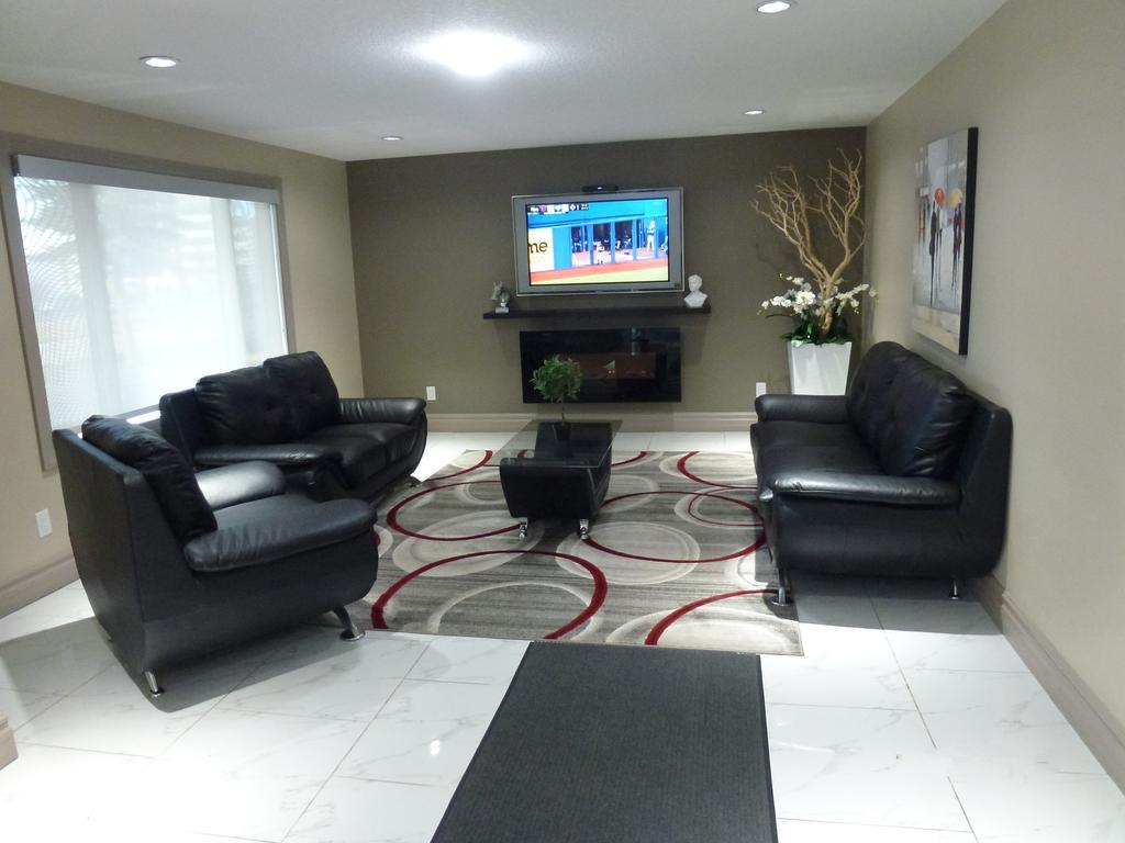 Royal Lodge Edmonton Exteriör bild